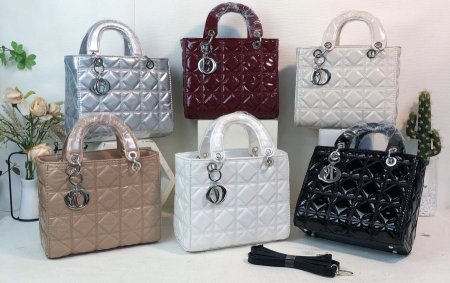 جلد لميع مع حزام