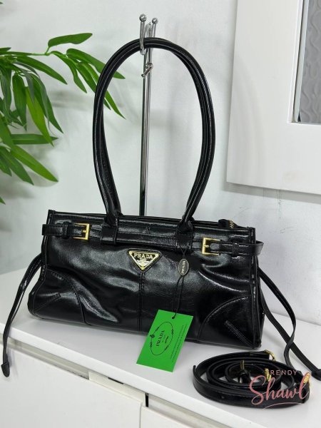 حقيبه برادا جلد اسود ،مع حزام
