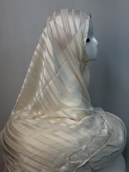 بيج فاتح مع خرز فضي